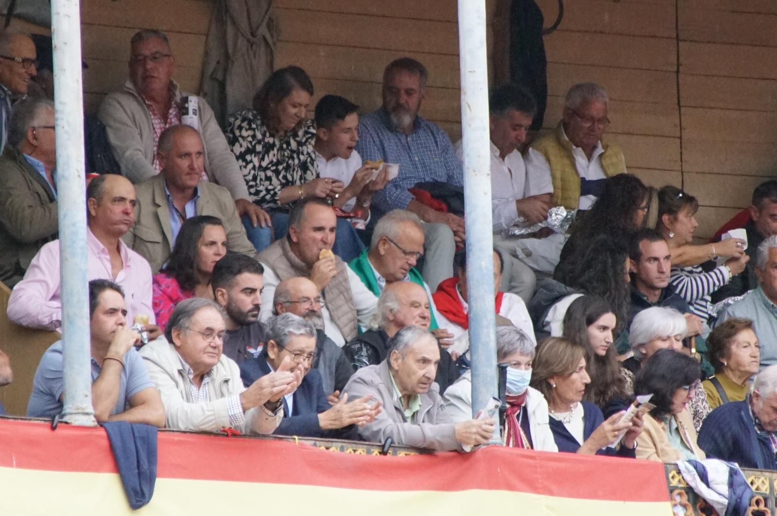 ambiente-en-el-patio-de-cuadrillas-de-la-glorieta-para-ver-a-sergio-galan-diego-ventura-y-guillermo-hermoso-de-mendoza-21-de-septiembre-de-2024-fotos-juanes-80