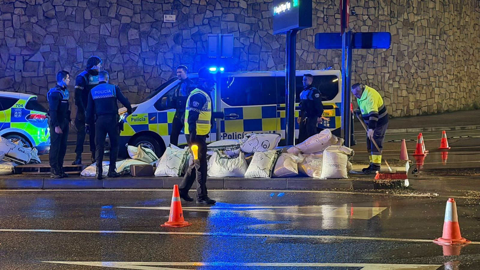 Cortados tres carriles de la Vía Helmántica tras caer la carga de un tráiler