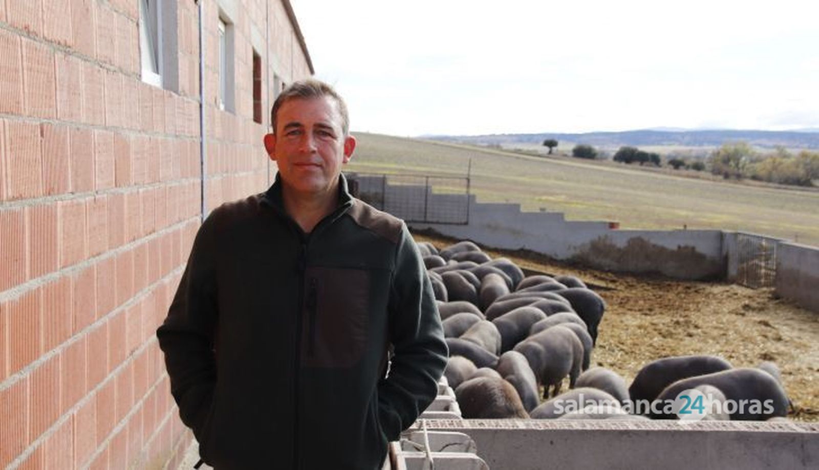 Bernardo García, ganadero salmantino dedicado a la cría de lechones y propietario de una granja porcina con madres reproductoras en Santiago de la Puebla