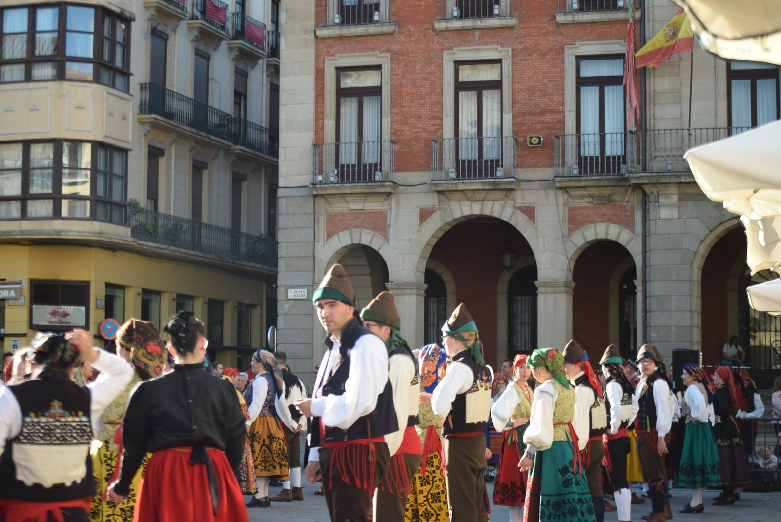 dona-urraca-celebra-en-la-plaza-mayor-el-dia-de-la-danza-23