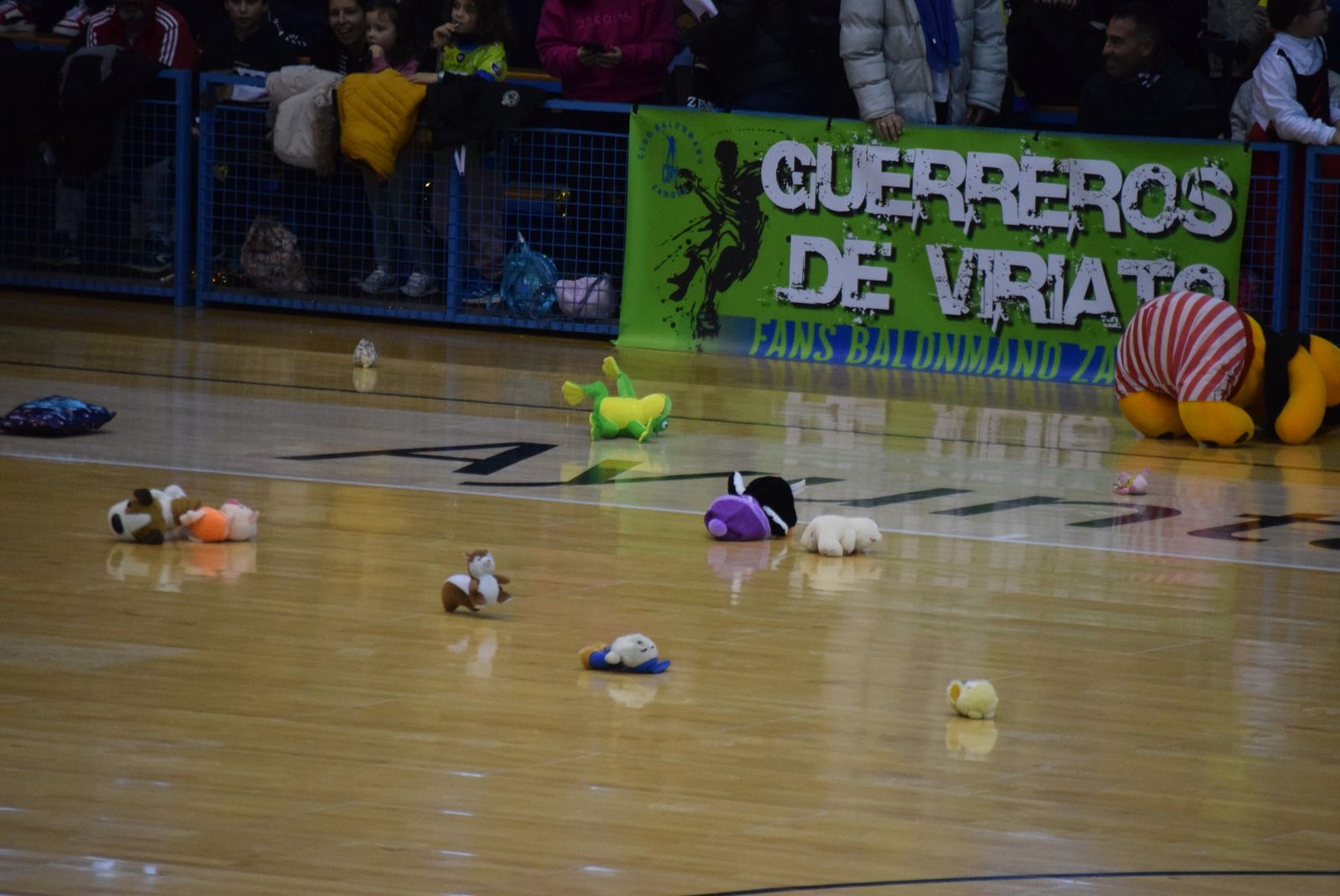 lluvia-de-peluches-en-el-angel-nieto-2023-16