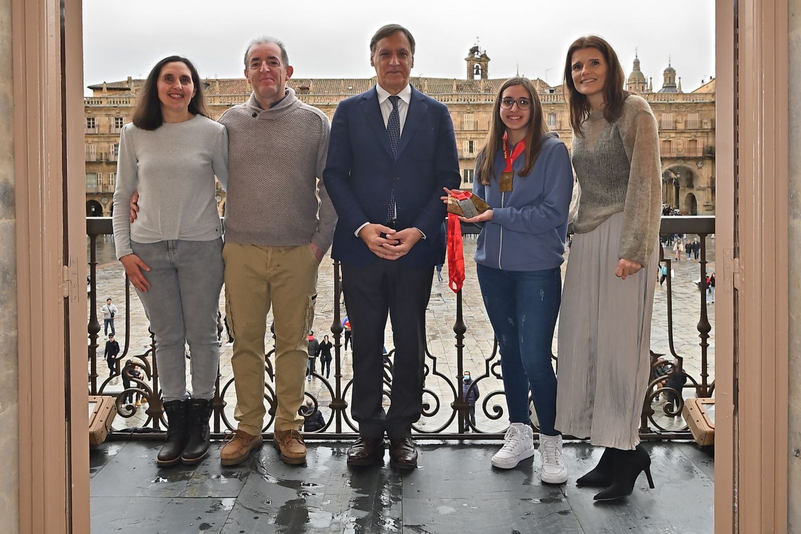 García Carbayo recibe a Gloria Sánchez, recientemente coronada Campeona de España de Tiro Olímpico con pistola de aire comprimido