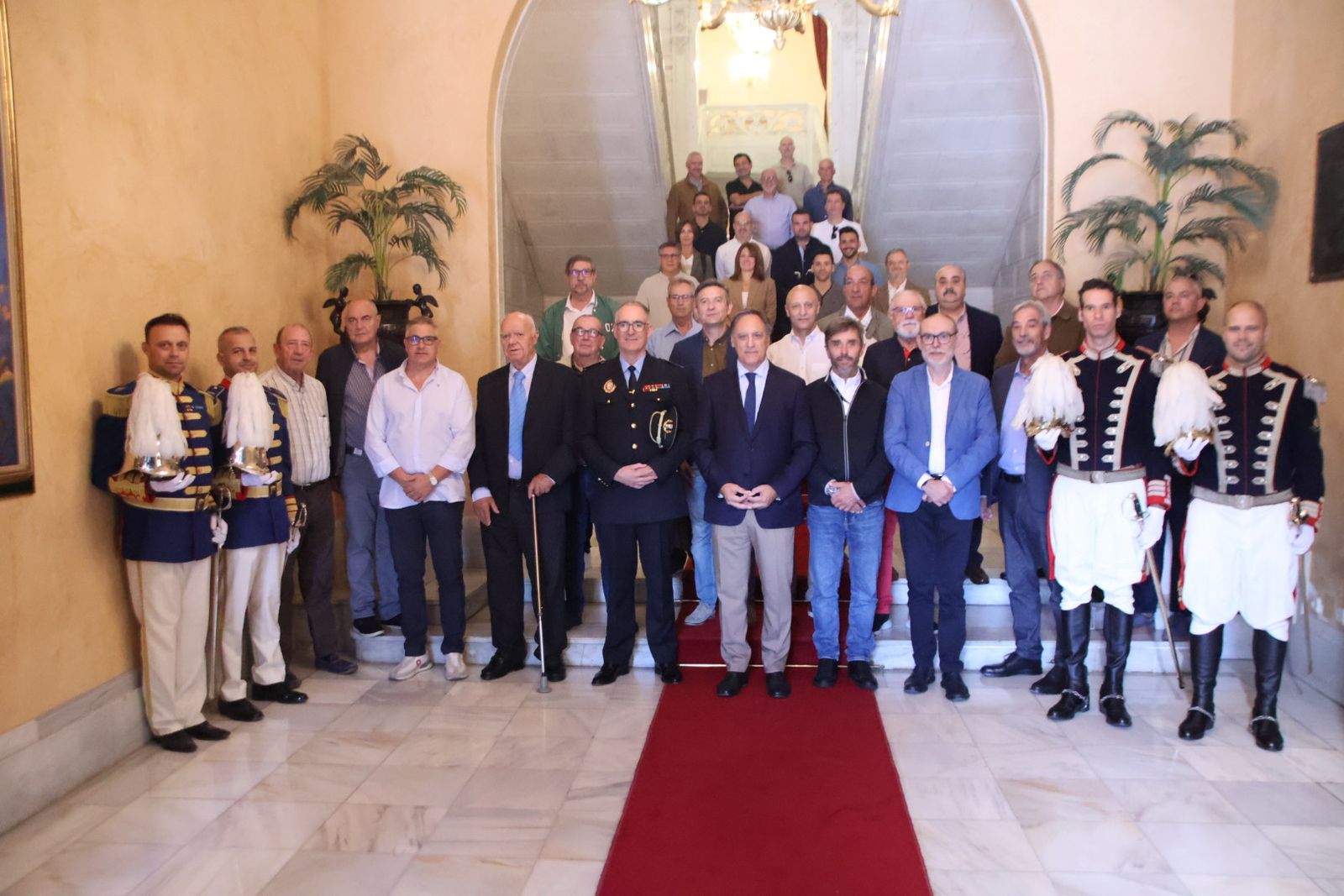 El alcalde de Salamanca, Carlos García Carbayo, recibe miembros y antiguos  miembros de la Escolta de Gran Gala de la Policía Local
