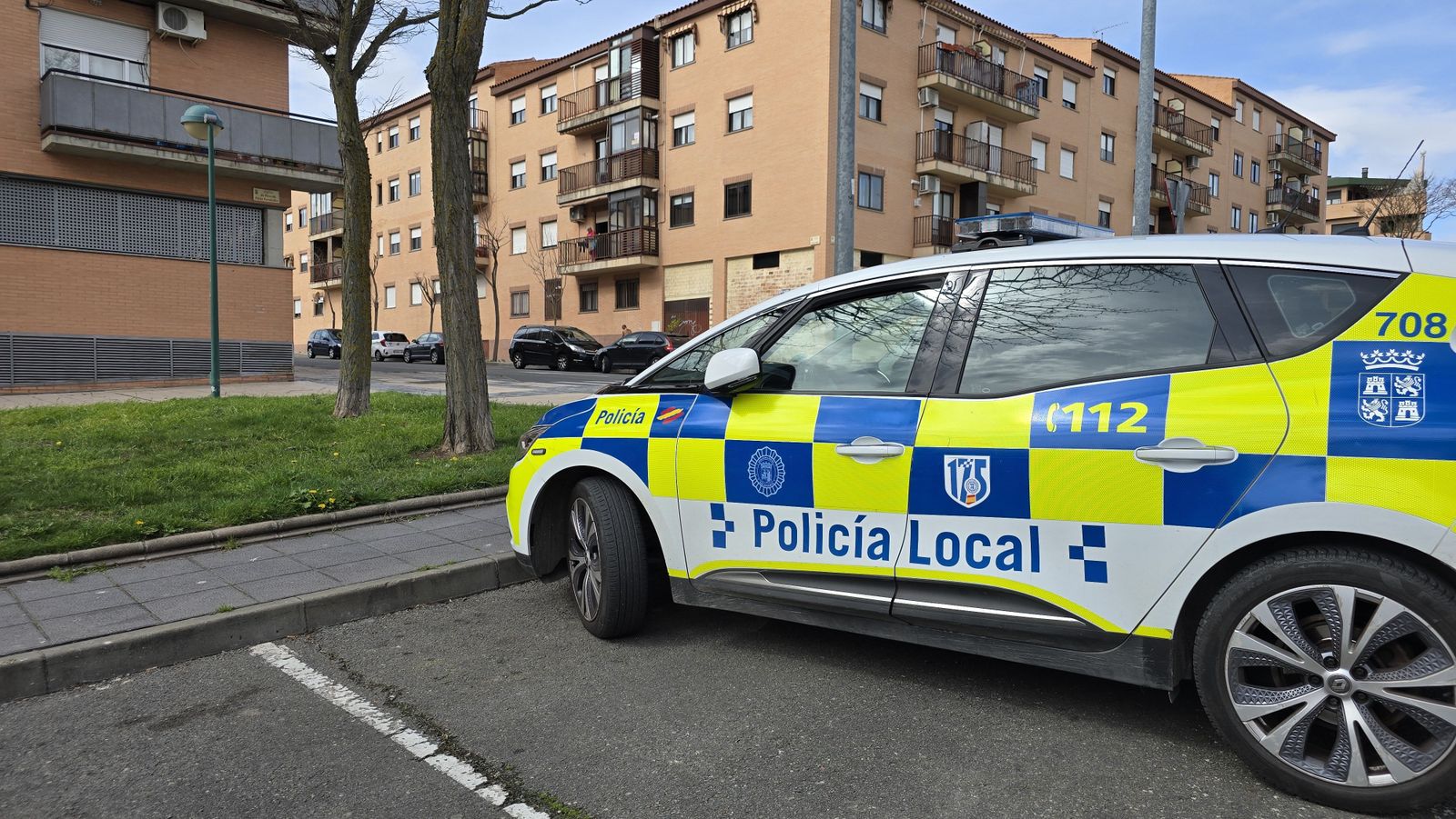 Policia local en un incendio en la Calle de Pedro Vidal