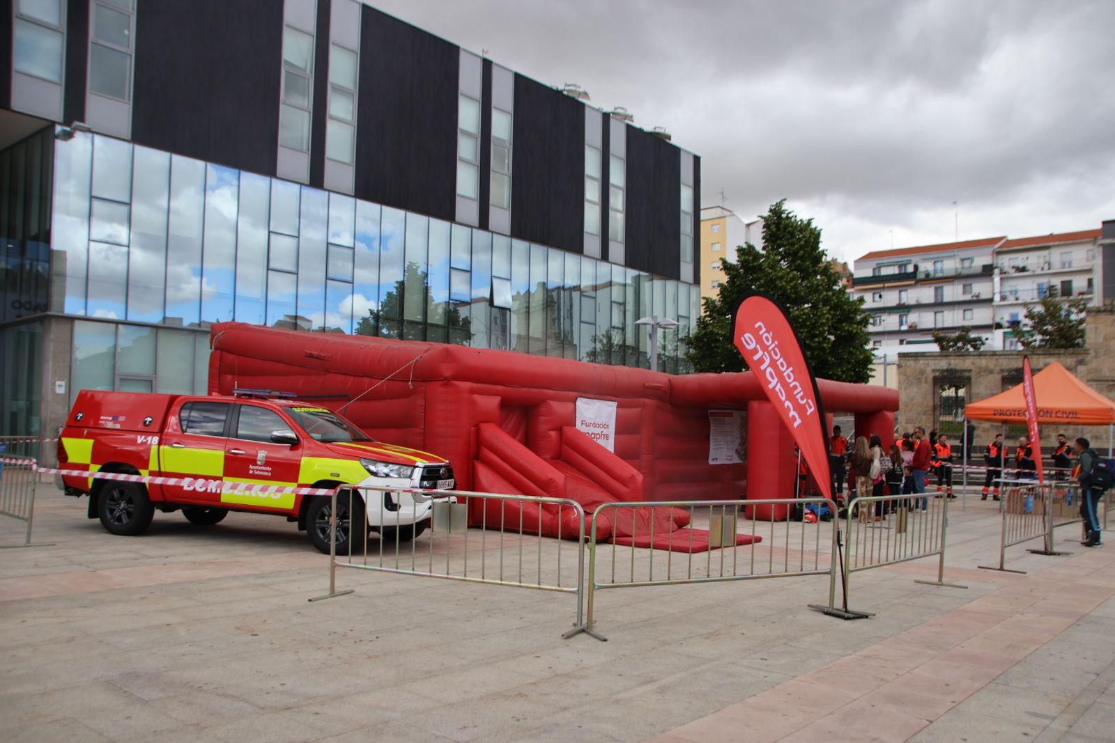 Talleres de prevención de incendios y primeros auxilios y una muestra de vehículos y material de bomberos