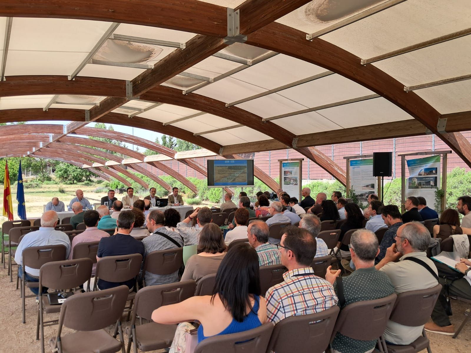 Castilla y León refuerza la colaboración entre agricultura y medio ambiente para optimizar las concentraciones parcelarias Castilla y León refuerza la colaboración entre agricultura y medio ambiente para optimizar las concentraciones parcelarias