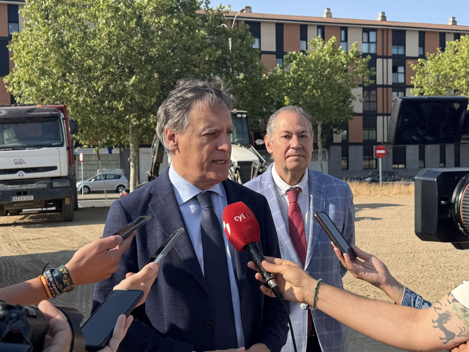 El alcalde de Salamanca, Carlos García Carbayo, visita las obras del nuevo aparcamiento gratuito en superficie del barrio El Zurguén