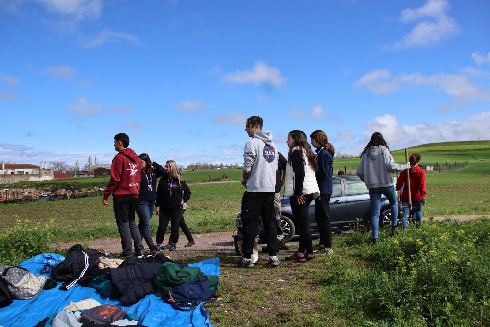 Recogida de basuraleza y plantación de árboles en torno al Volcan de Garrido