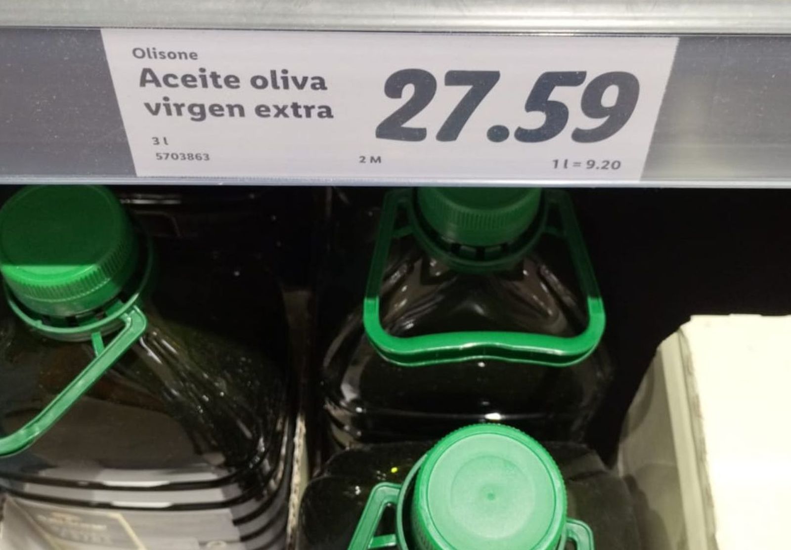 Aceite en un lineal de supermercado