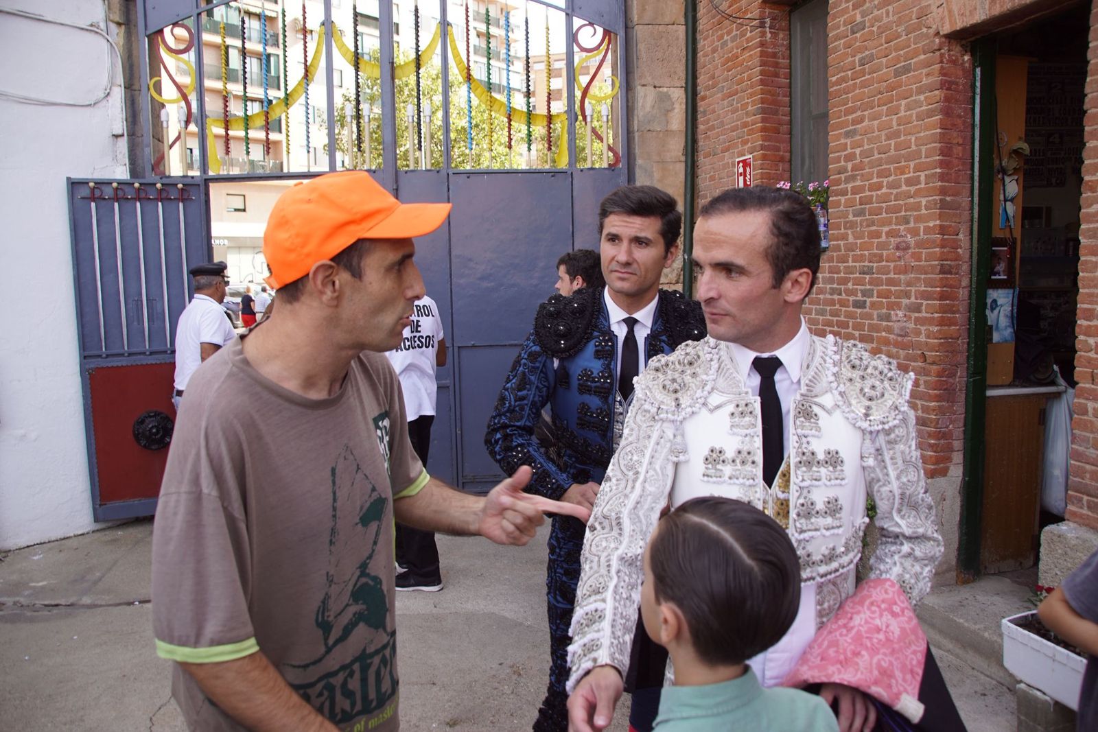 Así se ha vivido la primera corrida de la feria 2025 en La Glorieta: imágenes del ambiente en los tendidos y en el patio de cuadrillas