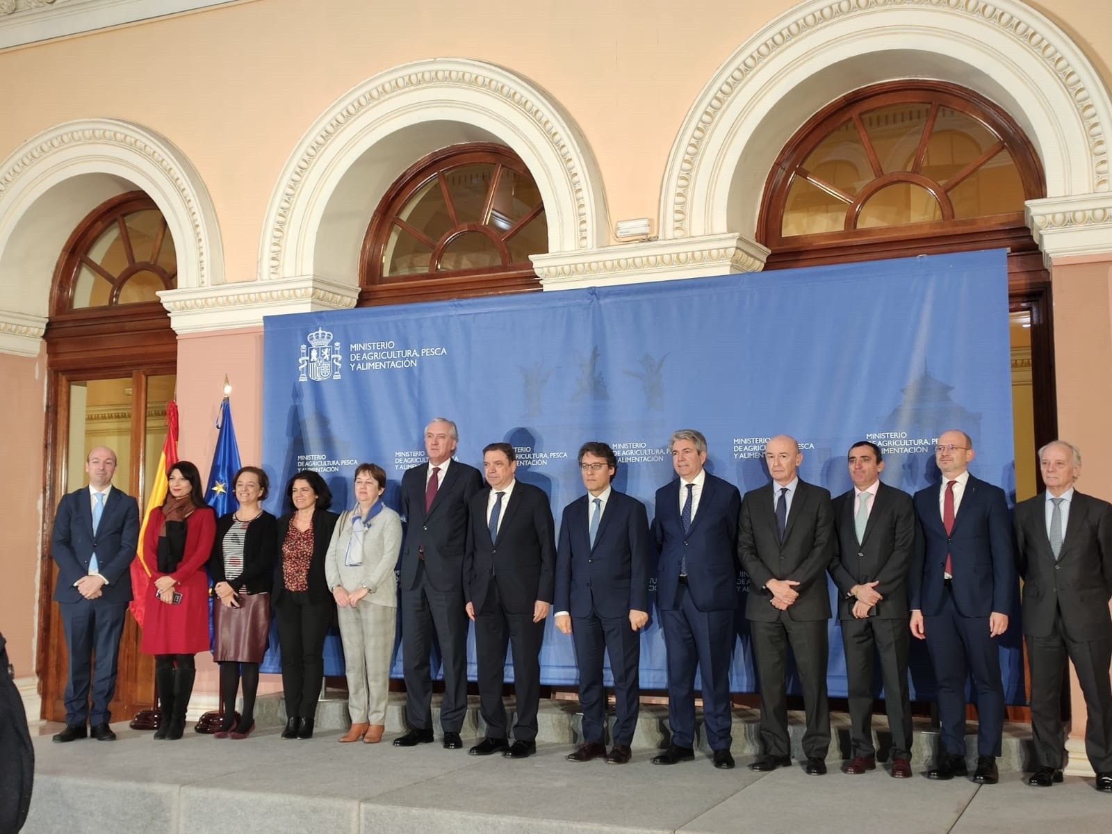 El ministro de Agricultura, Pesca y Alimentación, Luis Planas, junto a su equipo de trabajo