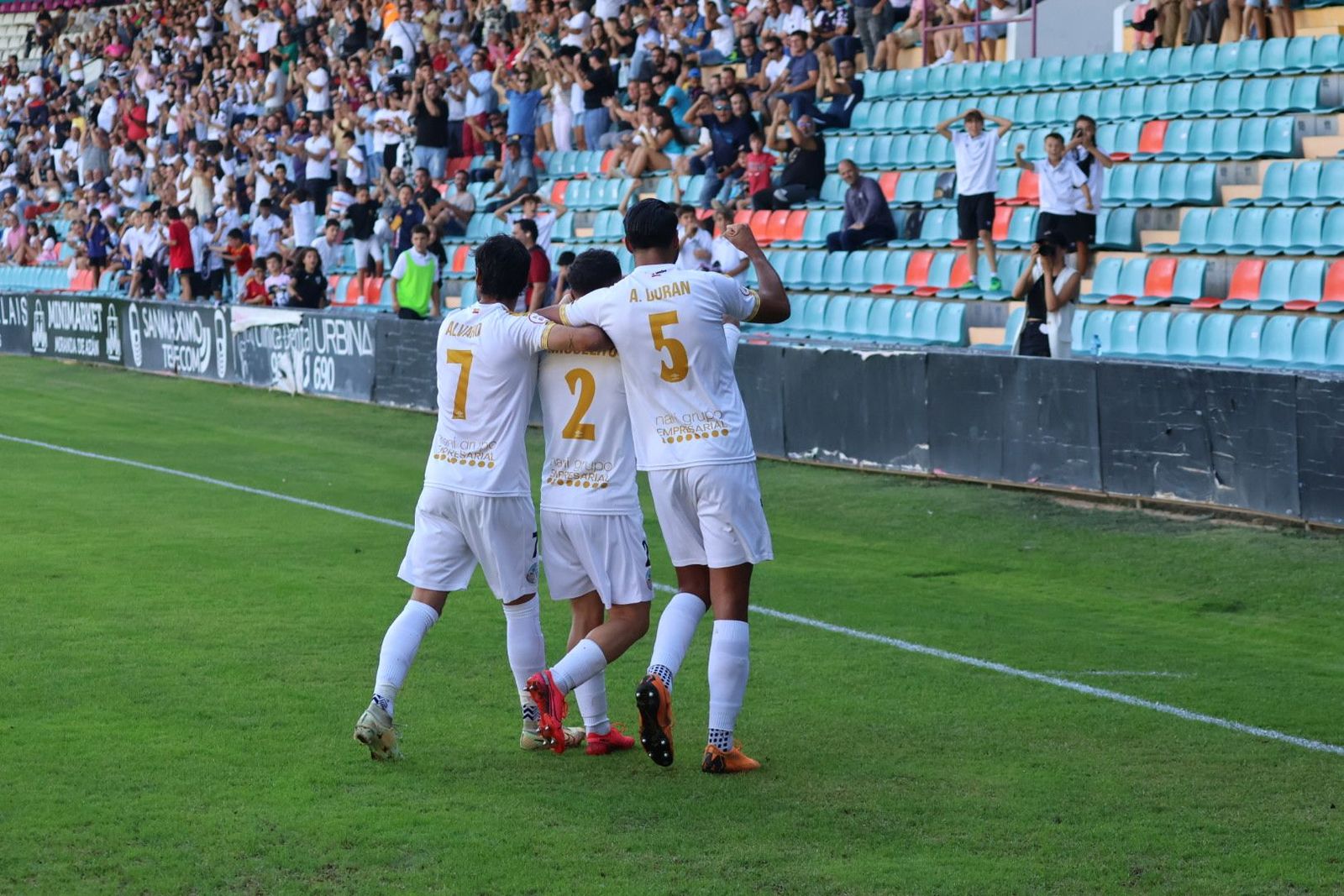Alvarito, Miguelito y Durán celebran el 2-0 ante el Laguna | FOTO ANDREA MATEOS