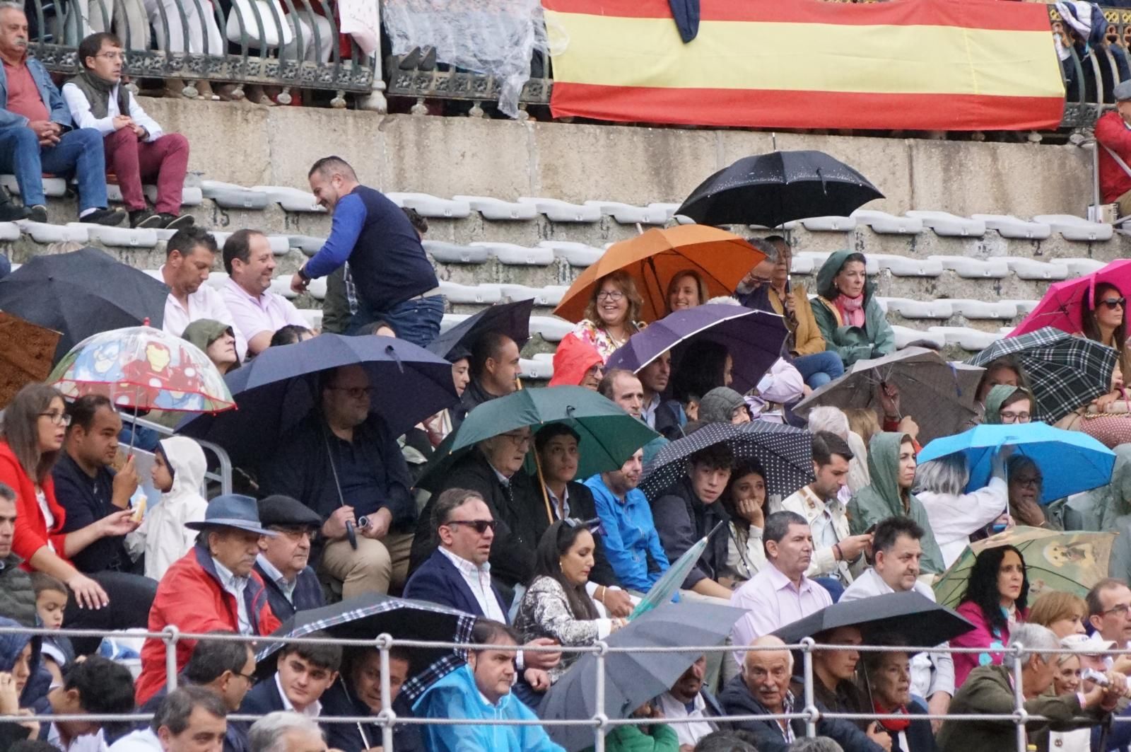 ambiente-en-el-patio-de-cuadrillas-de-la-glorieta-para-ver-a-sergio-galan-diego-ventura-y-guillermo-hermoso-de-mendoza-21-de-septiembre-de-2024-fotos-juanes-68