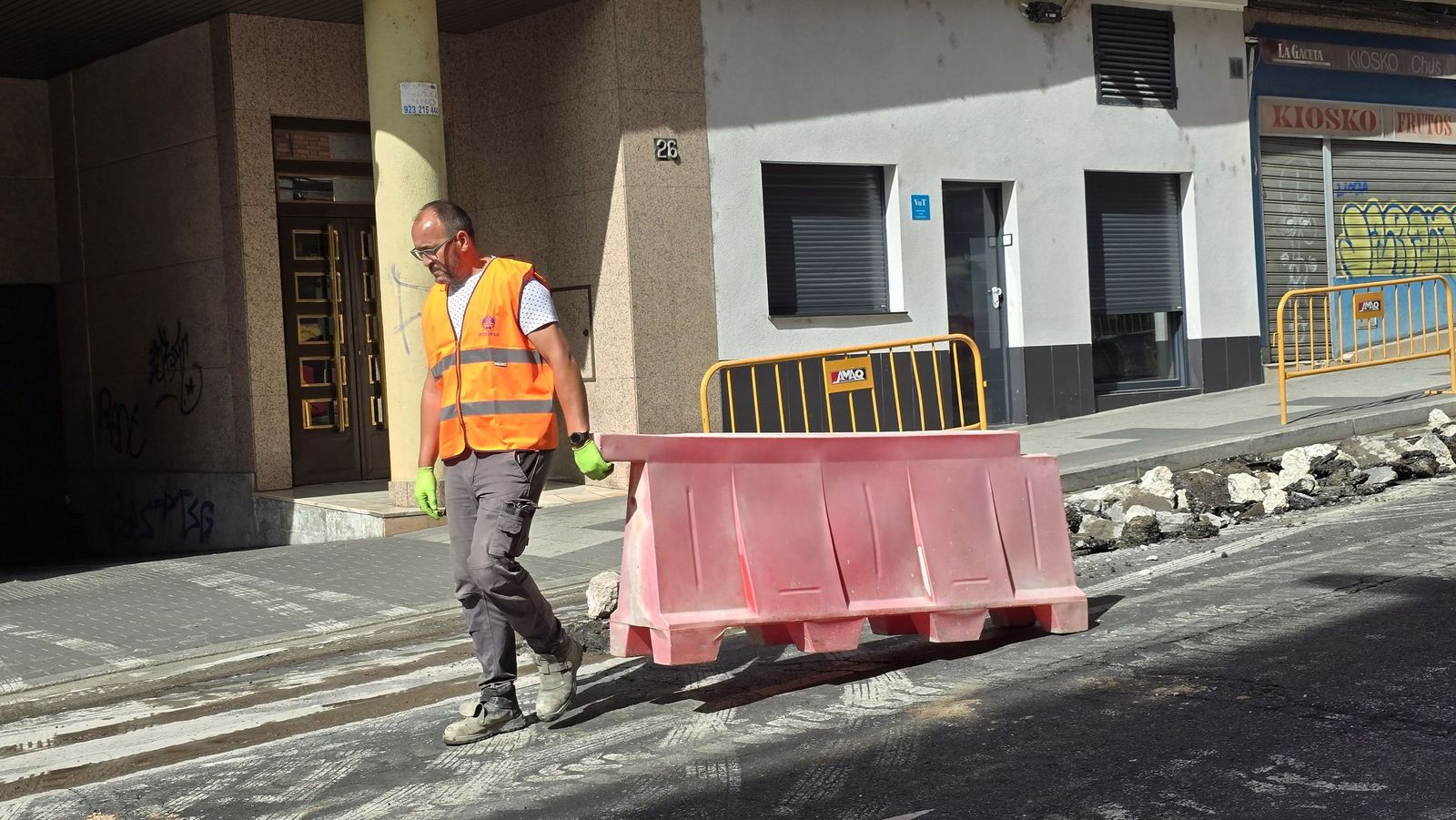 El alcalde de Salamanca, Carlos García Carbayo, visitas las obras de renovación de redes de abastecimiento de agua en el barrio Prosperidad