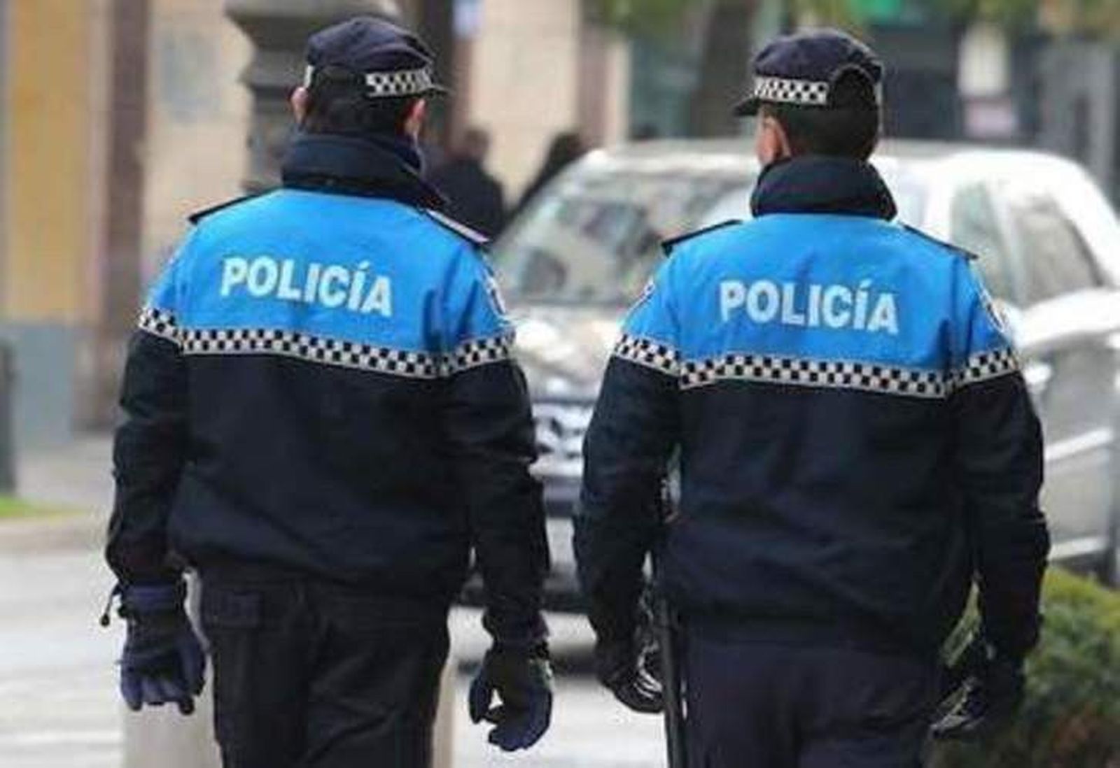 Dos policías locales patrullan a pie por la calle. Archivo Dos policías locales patrullan a pie por la calle. Archivo