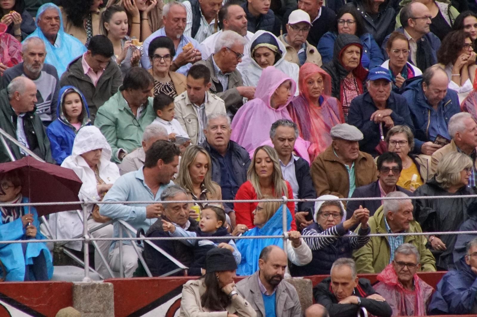 ambiente-en-el-patio-de-cuadrillas-de-la-glorieta-para-ver-a-sergio-galan-diego-ventura-y-guillermo-hermoso-de-mendoza-21-de-septiembre-de-2024-fotos-juanes-84