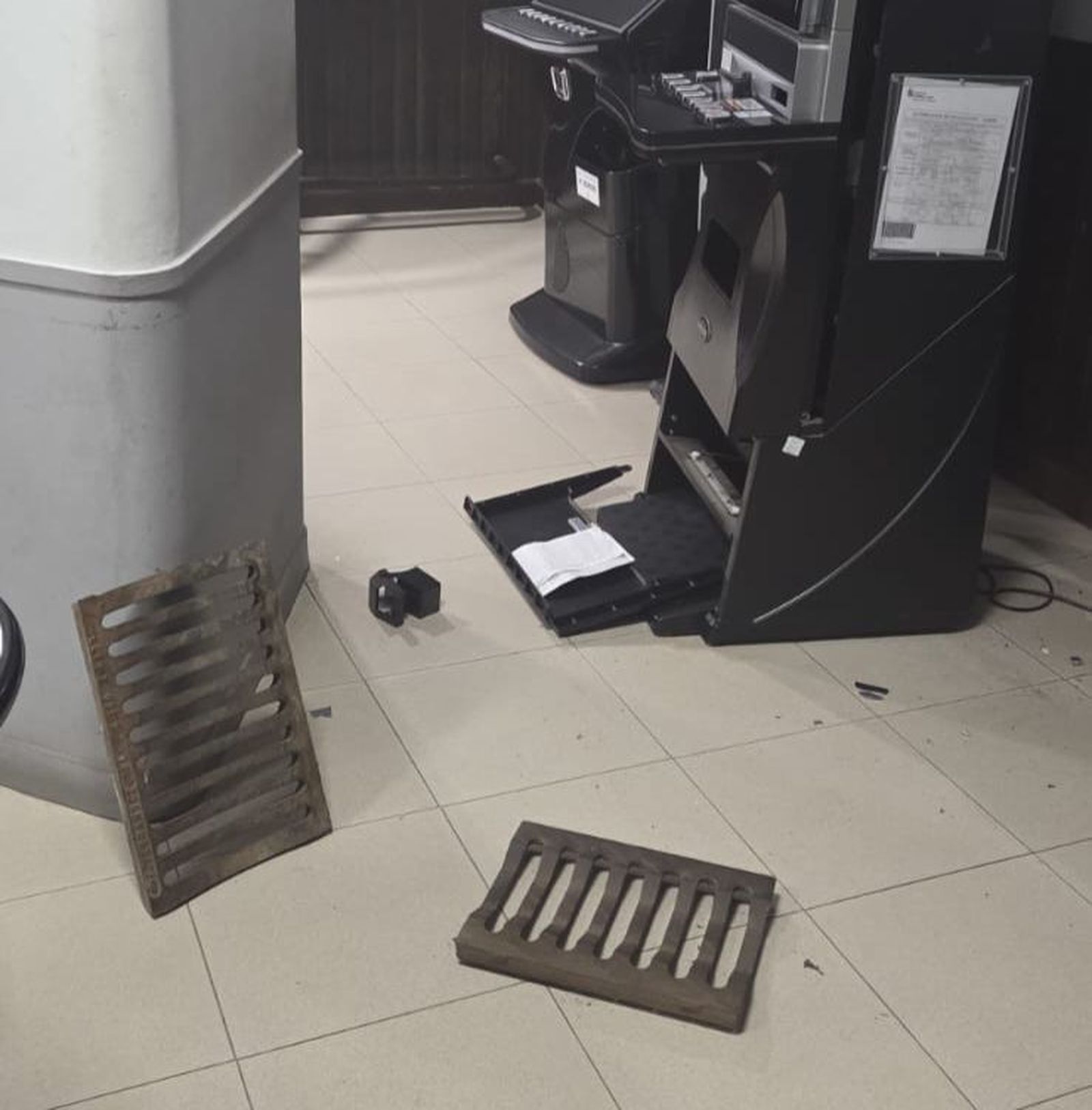 Imagen de archivo de dos alcantarillas usadas para realizar un robo en un establecimiento de Salamanca