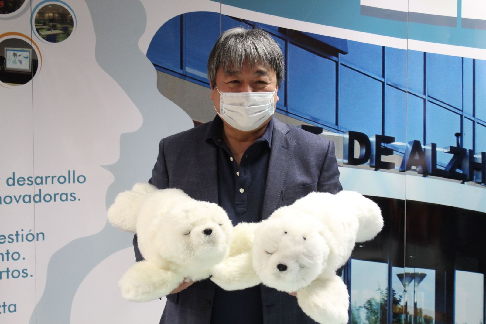 Takanori Shibata con PARO, robot foca