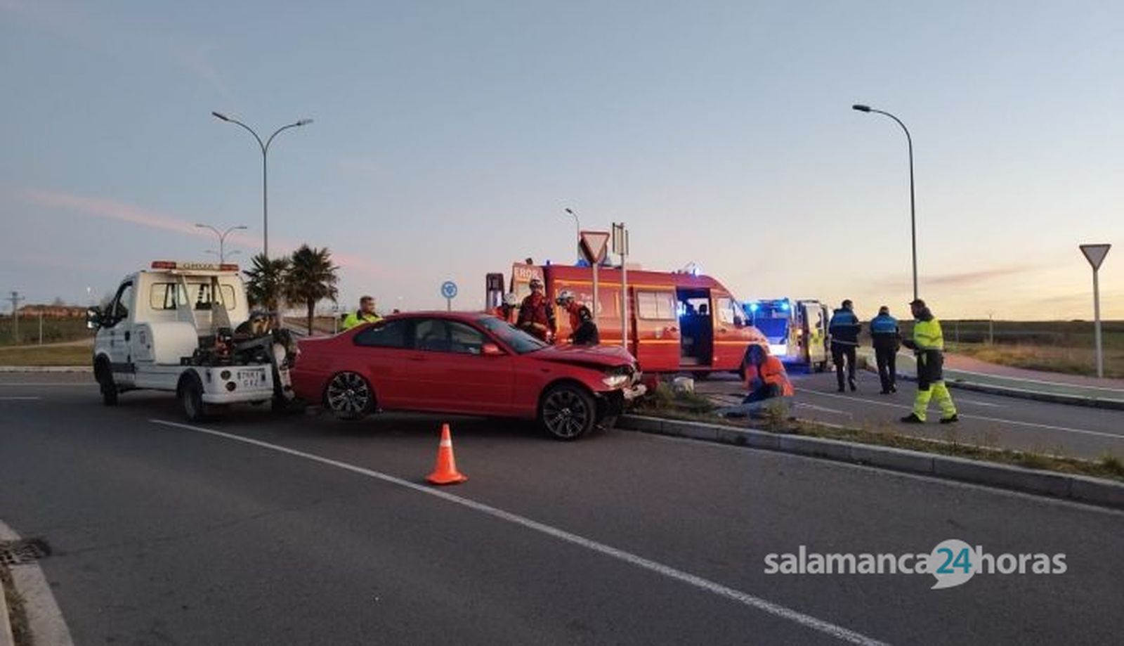 Choca contra una farola y destroza su vehículo en la avenida de Mariano Rodríguez. Fotos Andrea M. (2)
