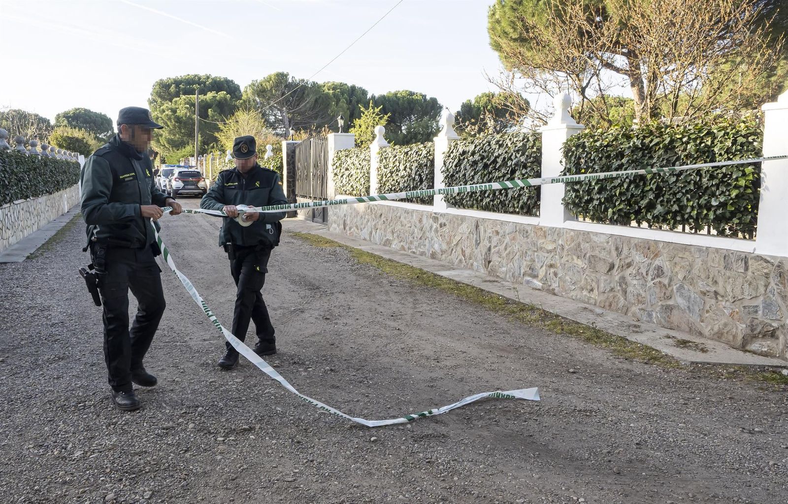 Dos agentes de la Guardia Civil precintan el acceso a la callé del chalé de Óscar S. - Photogenic/Claudia Alba - Europa Press