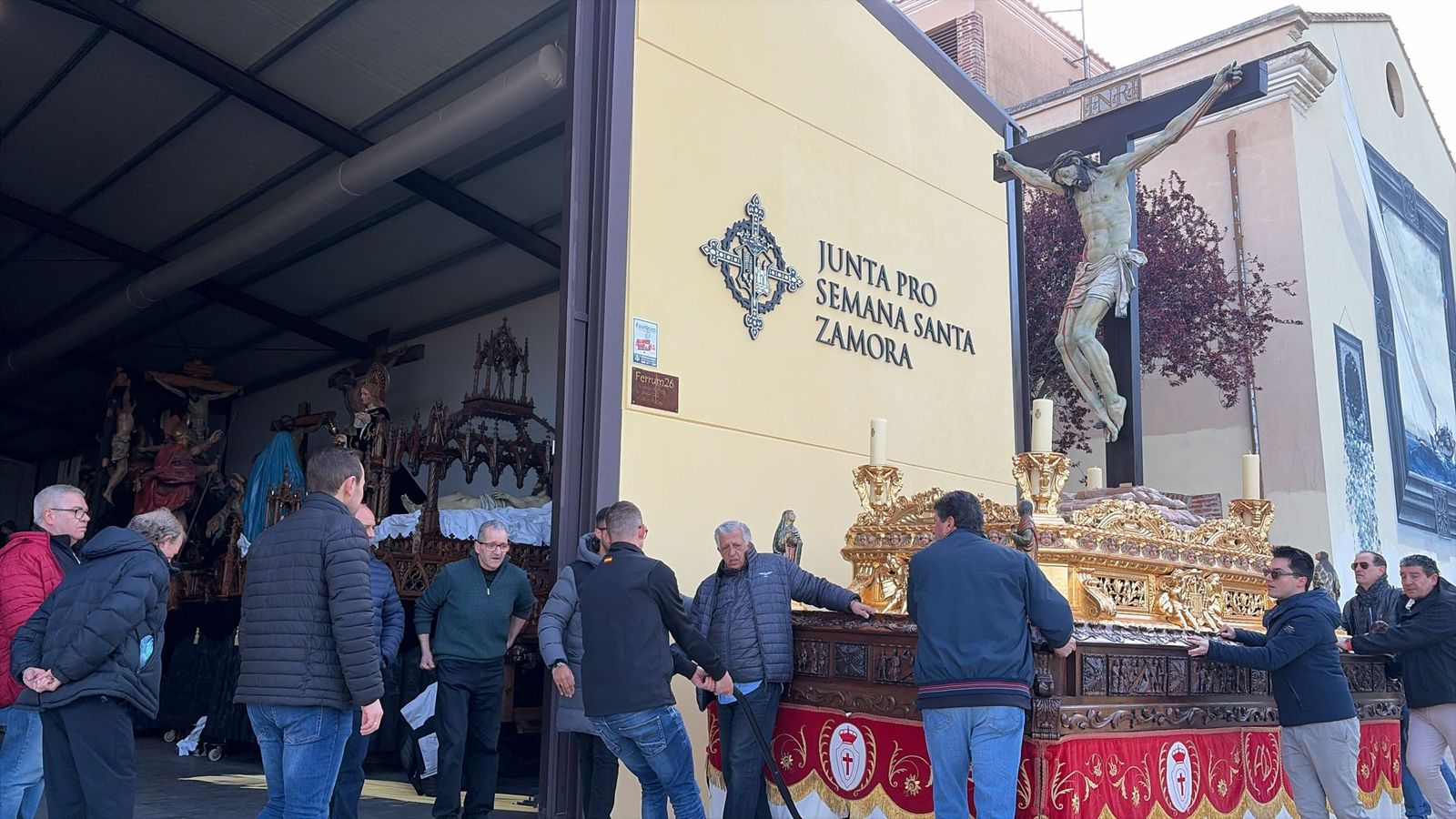 GALERÍA | Colocación del Cristo de las Injurias en su mesa procesional