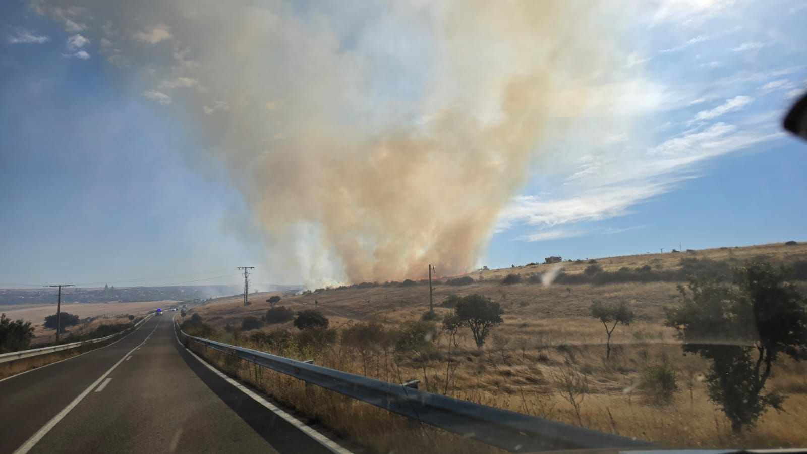 Incendio de rastrojos en la carretera de Matilla de los Caños