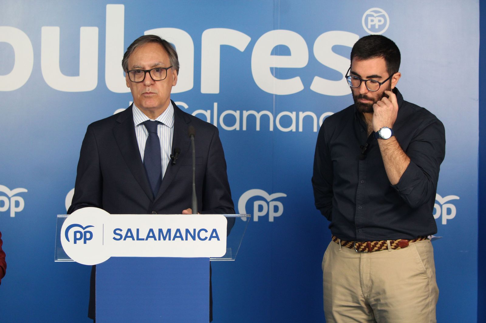 El presidente del PP de Salamanca, Carlos García Carbayo y el presidente de NNGG, Ángel Porras en rueda de prensa del PP sobre propuestas en materia de juventud.