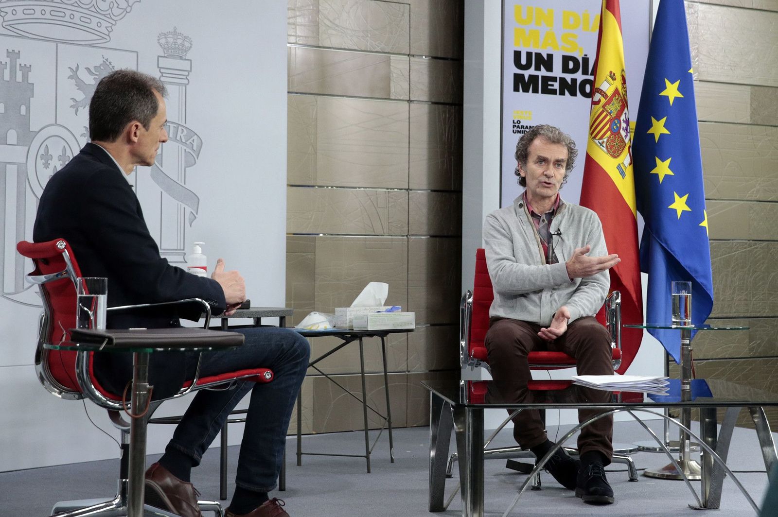 (I-D) El ministro de Ciencia e Innovación, Pedro Duque, escucha la intervención del director del Centro de Coordinación de Alertas y Emergencias Sanitarias, Fernando Simón, en el encuentro #LaInfa
