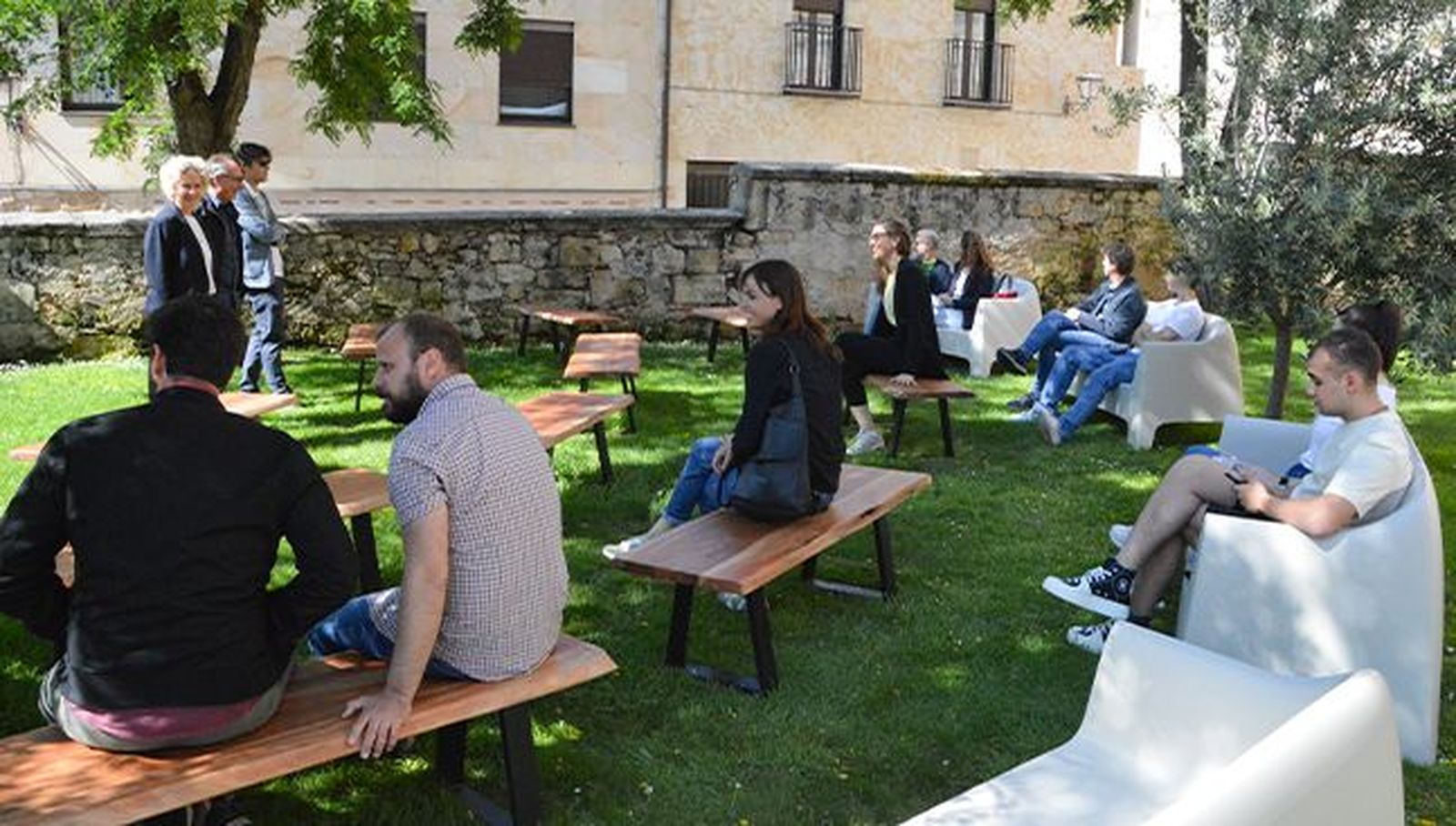 La Facultad de Filología y el Vicerrectorado de Estudiantes promueven un nuevo ecoaula en el edificio de Anayita