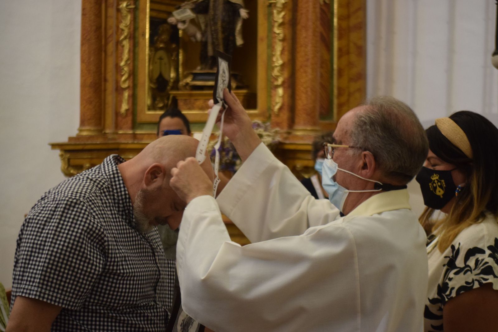 Imposición de escapularios de la Virgen del Carmen (32)