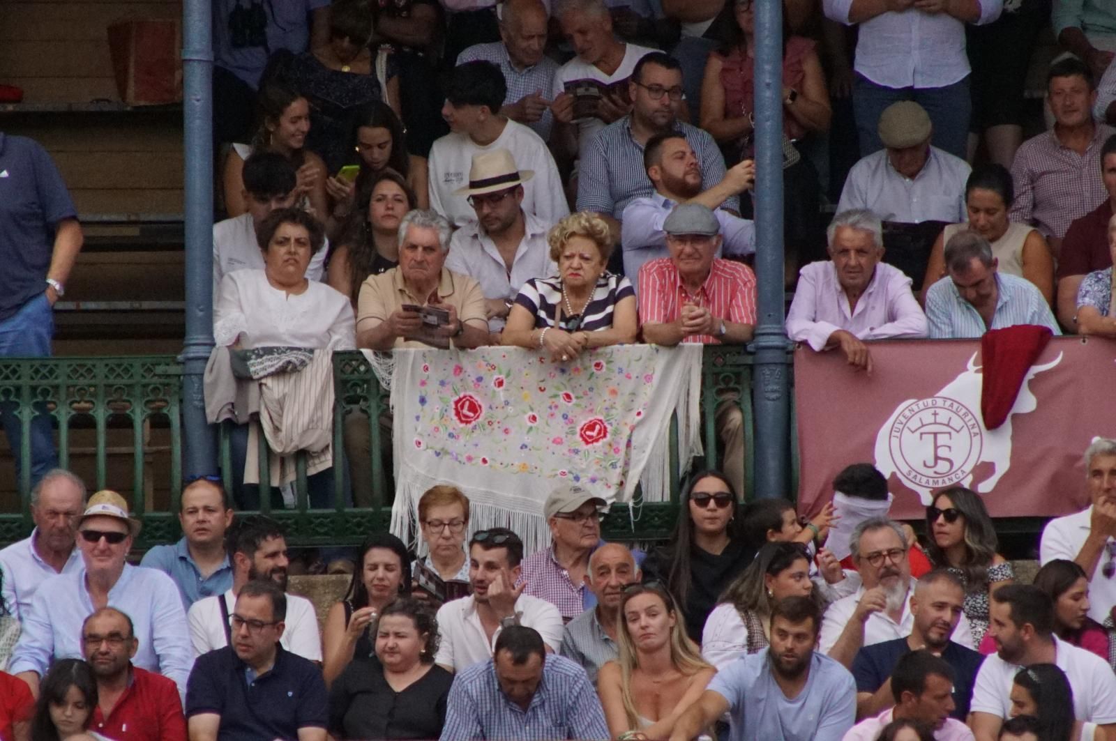 Expectación por ver los caballos de rejoneo en La Glorieta: imágenes del ambiente en los tendidos y en el patio de cuadrillas