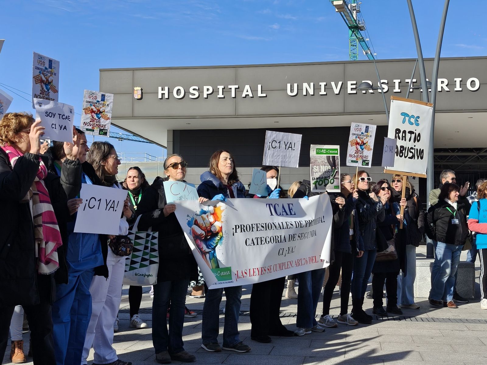 Las TCAEs de Salamanca se concentran a las puertas del hospital de Salamanca