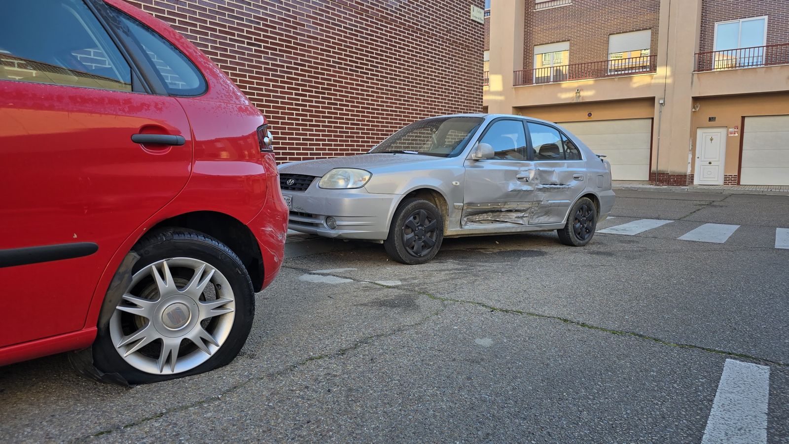Vehículos dañados aparcados en la avenida de los Cipreses. Vídeo Andrea M. | Salamanca24horas.com