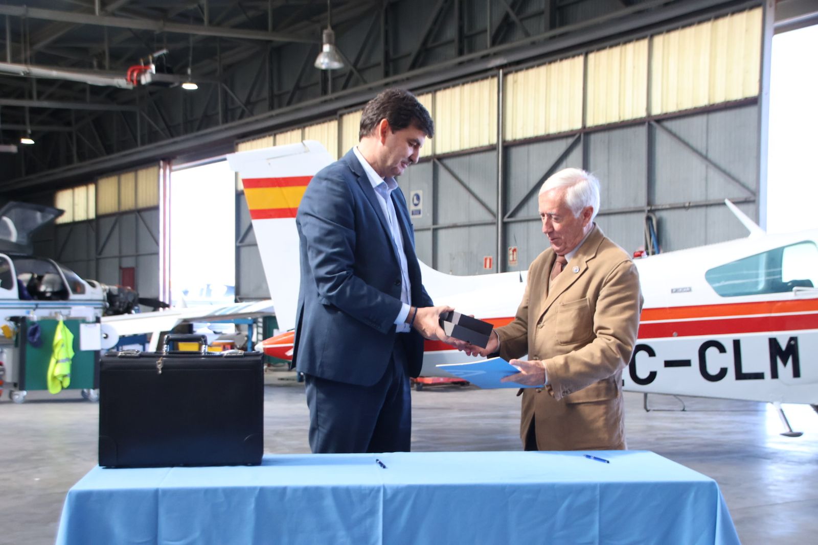 SENASA entrega una avioneta histórica, a la Fundación Infante de Orleans