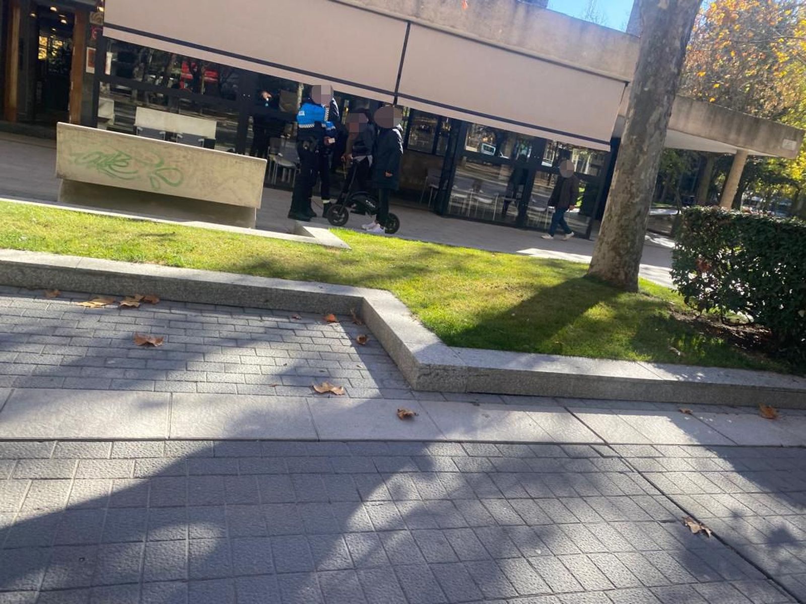 La Policía Municipal sanciona a un usuario de un patinete. Archivo