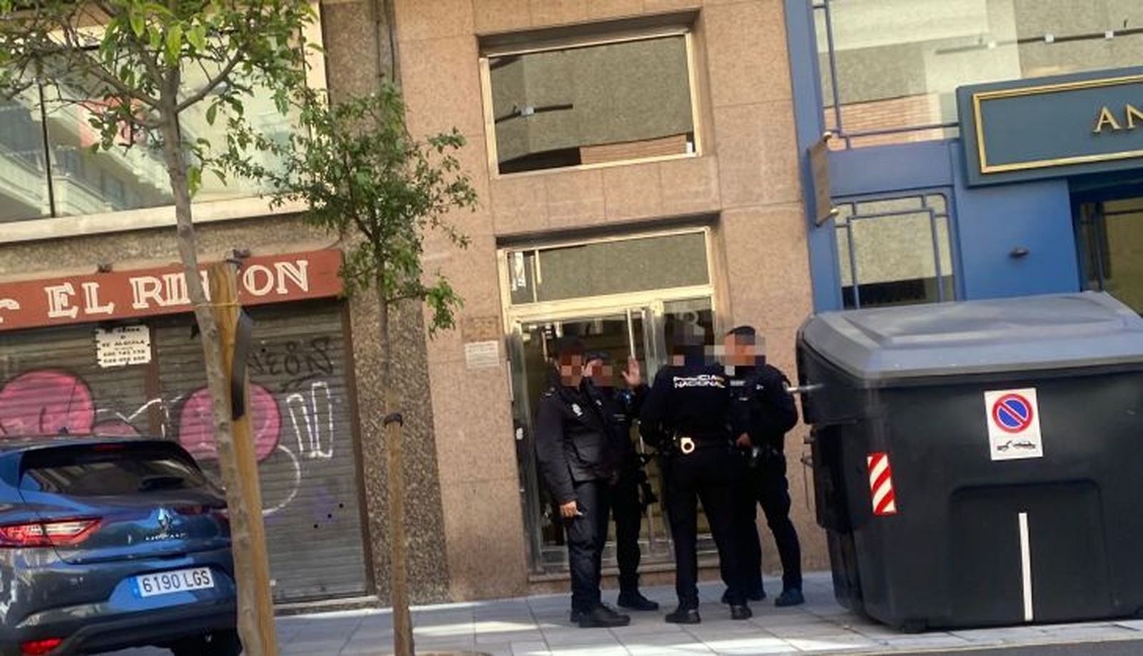 Imagen de los agentes en el portal donde ocurrieron los hechos