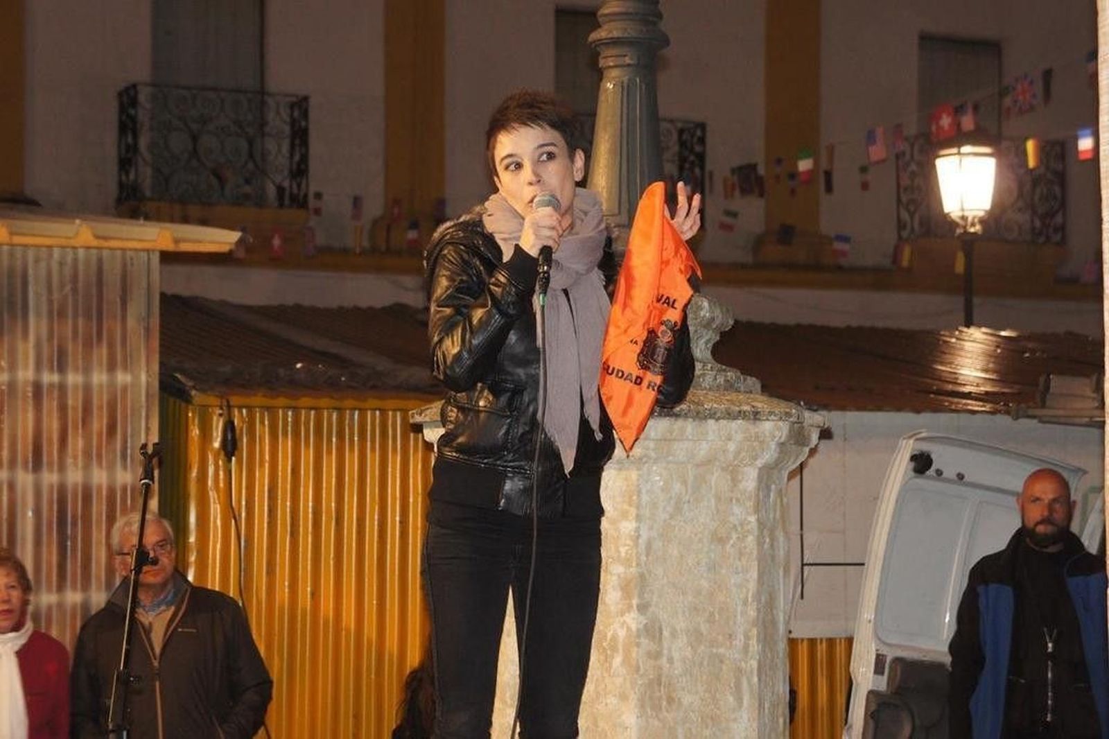 Pilar Borrego emociona en la Plaza del Buen Alcalde