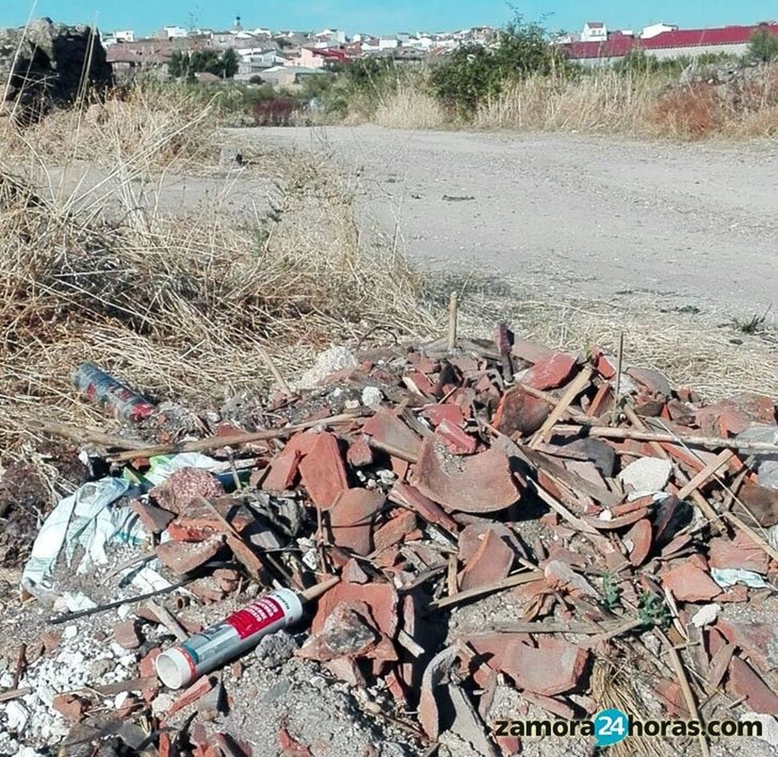 Vecinos de Fermoselle, molestos por la presencia de una escombrera cerca del casco urbano