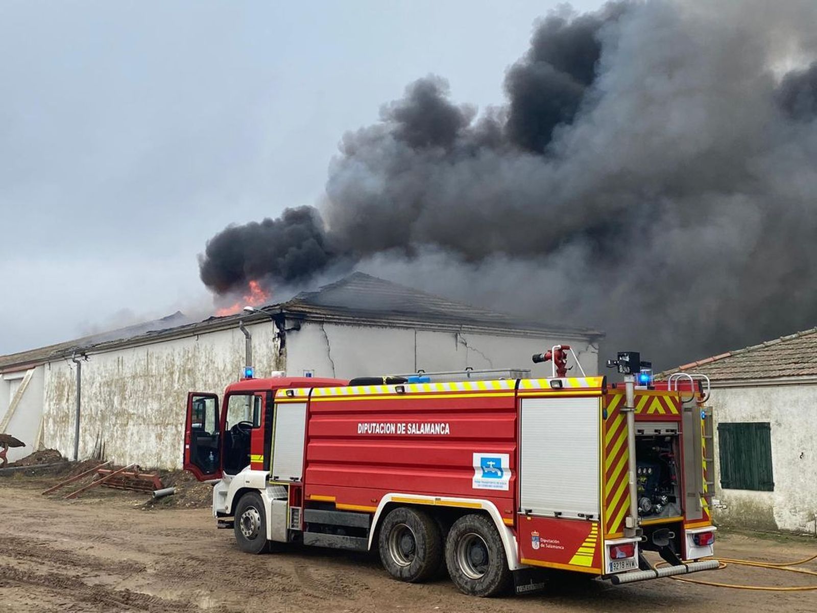 El fuego ha causado importantes daños en la estructura de uno de los edificios | Foto: S24H