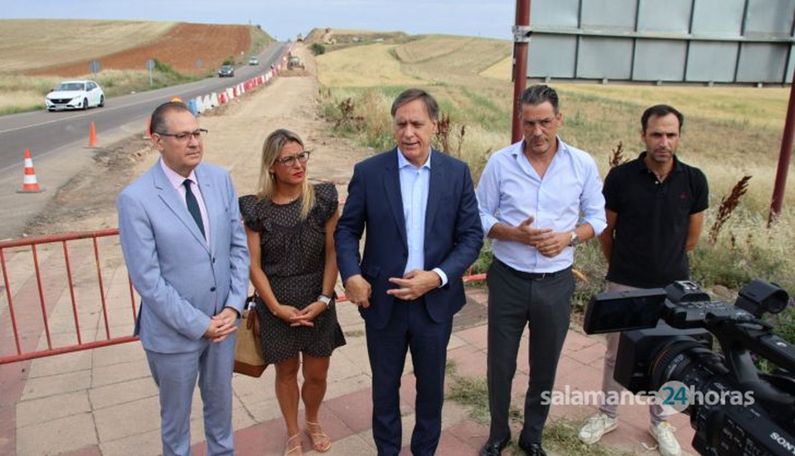 Carlos García Carbayo, visita junto al alcalde de Villamayor de Armuña, Ángel Luis Peralvo, las obras de construcción de un corredor verde ciclista y peatonal entre ambos municipios