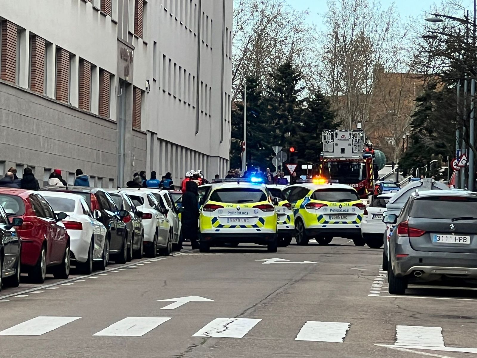 Policía Local y Bomberos Desalojan un edificio en la calle Príncipe de Vergara.