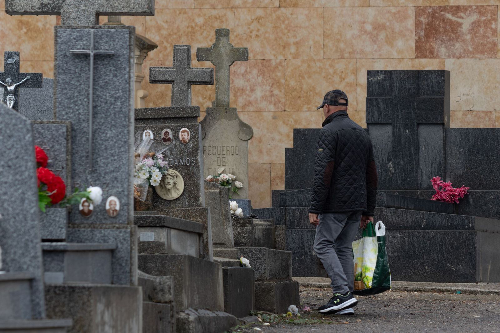 Lluviosa mañana de todos los santos en el Cementerio San Carlos Borromeo de Salamanca