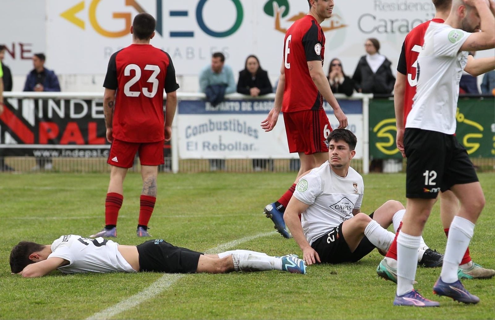 Los jugadores del Ciudad Rodrigo se lamentan ante el Mirandés B Los jugadores del Ciudad Rodrigo se lamentan ante el Mirandés B