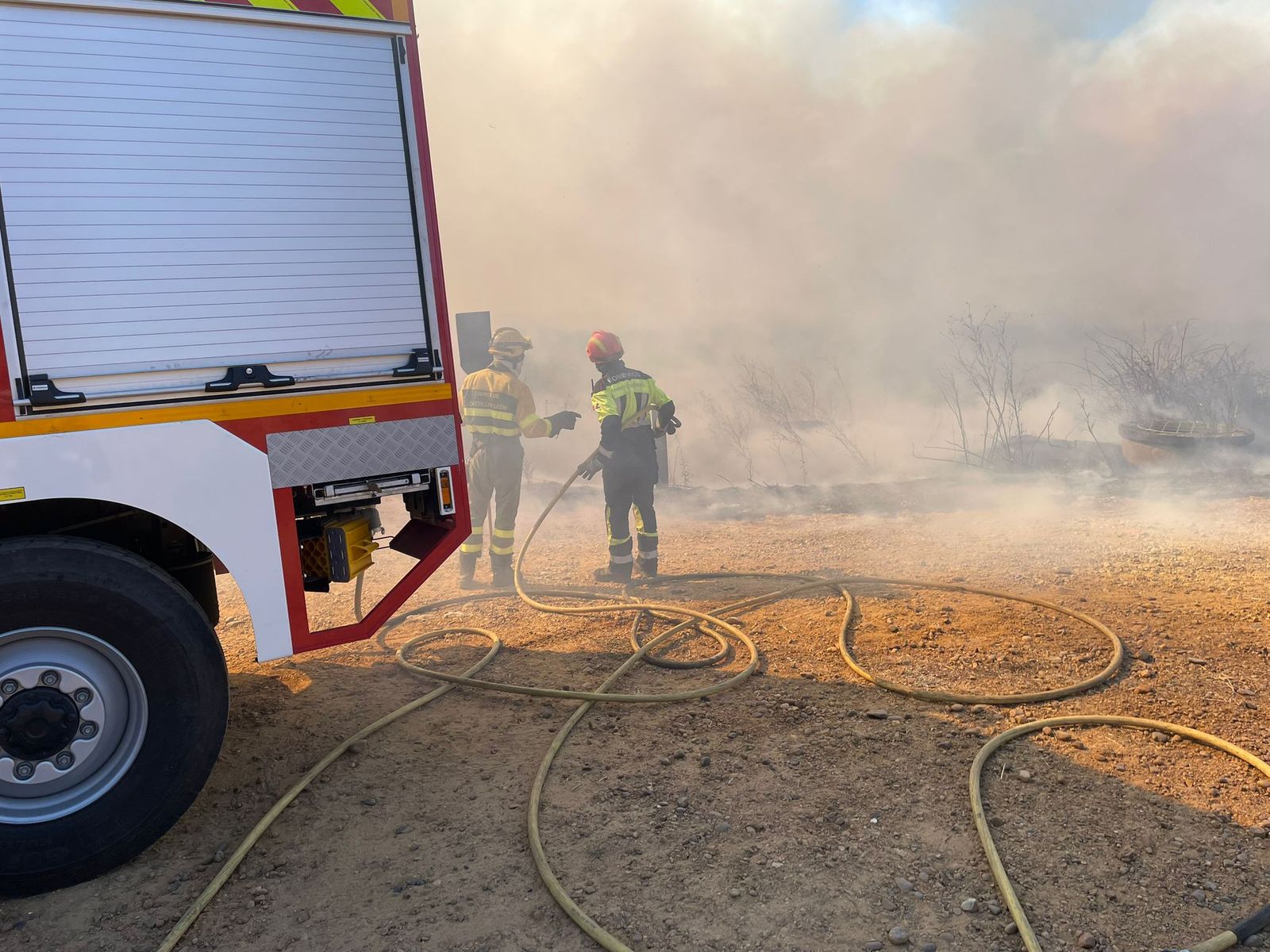 GALERÍA | Las llamas amenazan Barcial del Barco