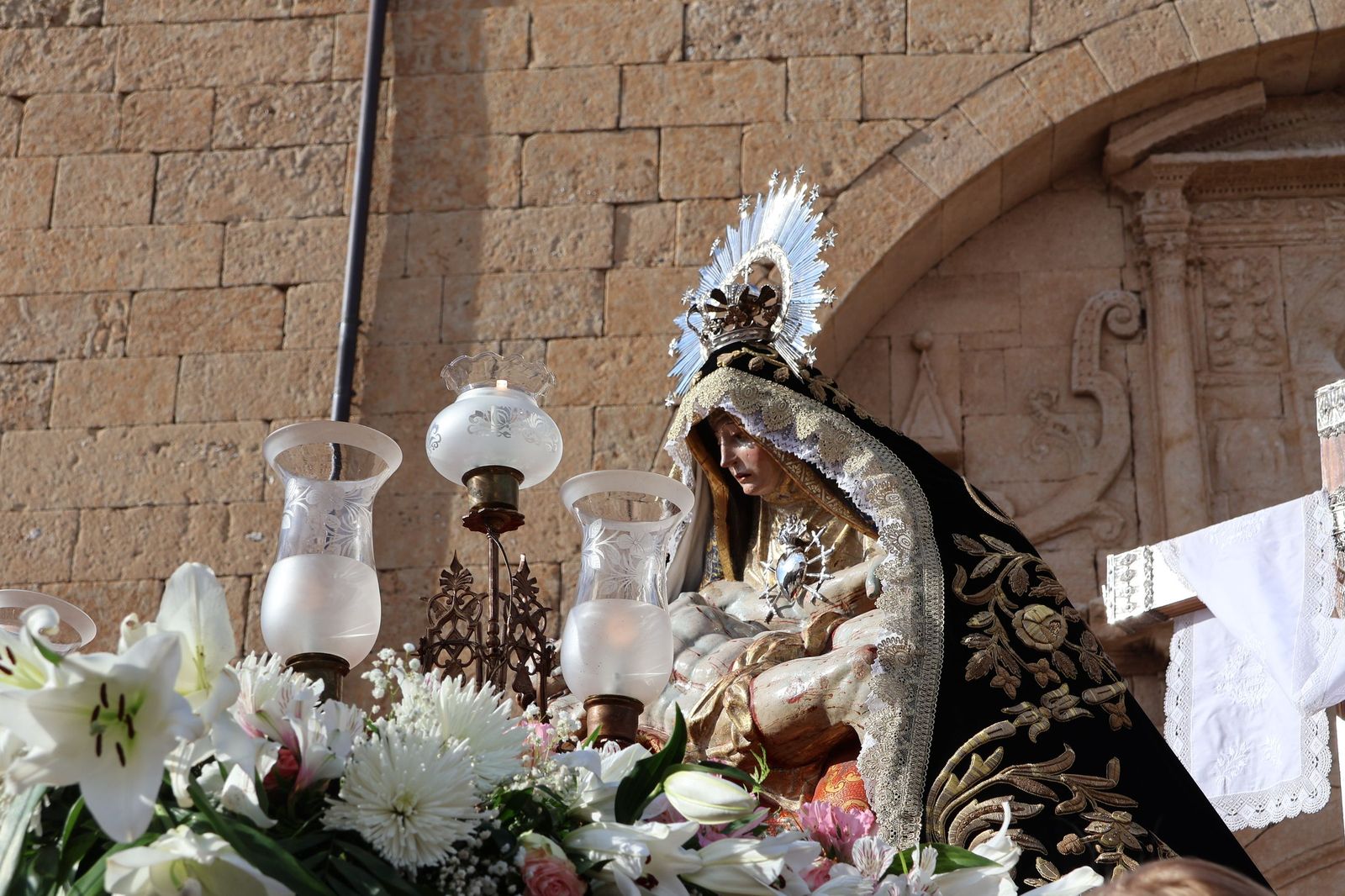 Revive las imágenes de la procesión del Santo Entierro en Fuentesaúco