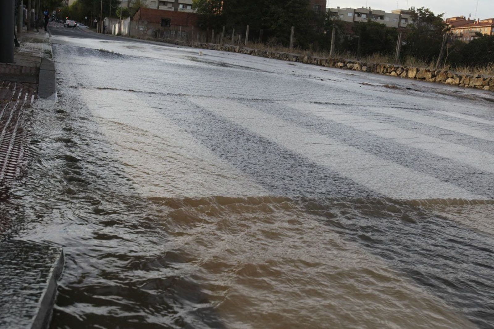 Un reventón en el camino de las Aguas obliga a cortar la calle durante unos minutos