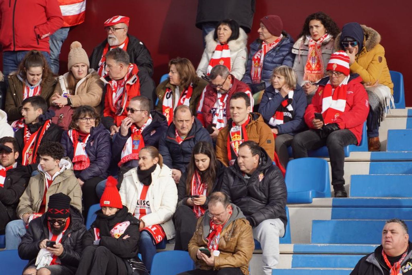 galeria-ambiente-en-las-gradas-en-el-partido-de-copa-del-rey-unionistas-sporting-de-gijon-foto-juanes-12