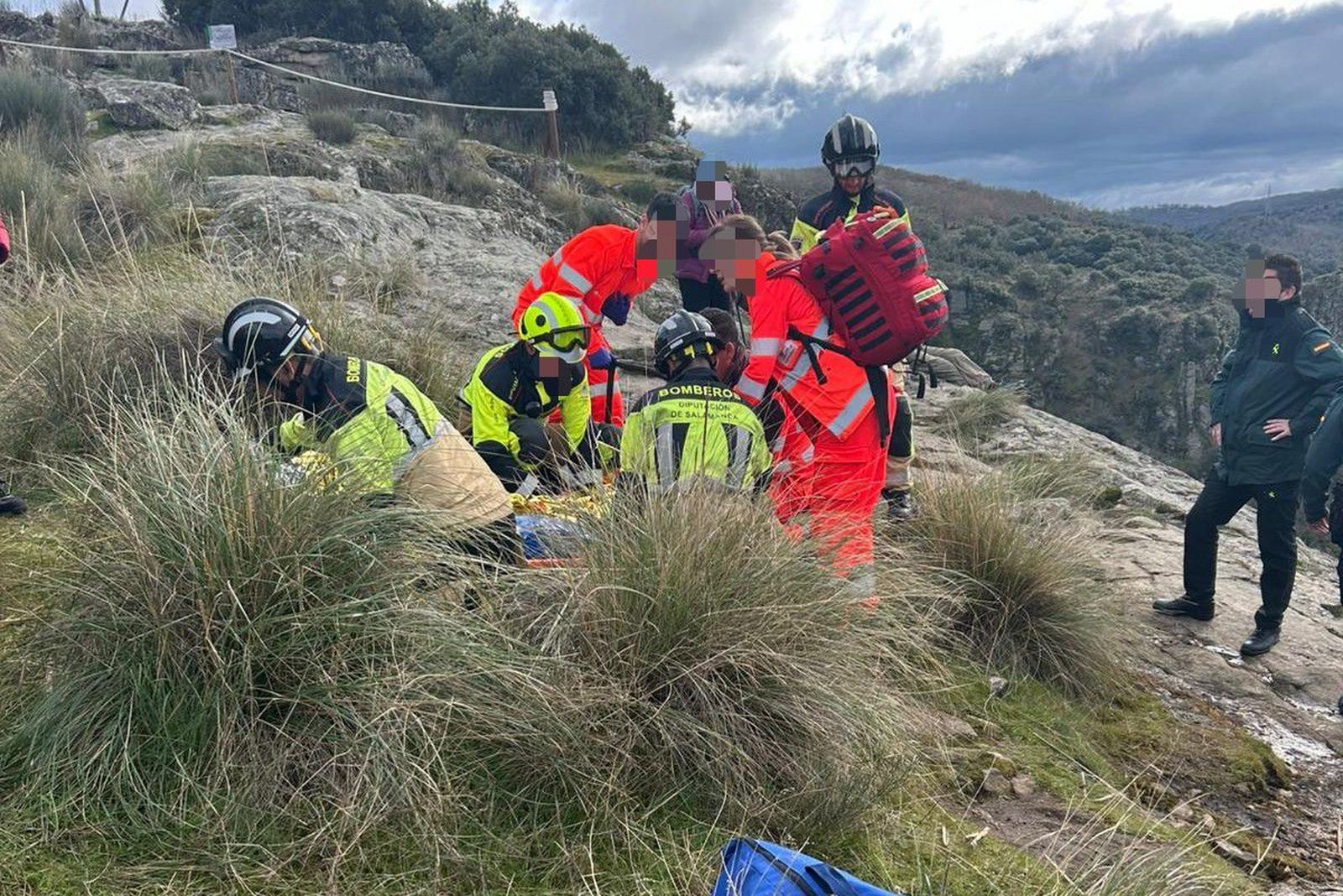 Bomberos de Lumbrales y Vitigudino efectuando un rescate de una mujer en el Pereña de la Ribera Bomberos de Lumbrales y Vitigudino efectuando un rescate de una mujer en el Pereña de la Ribera