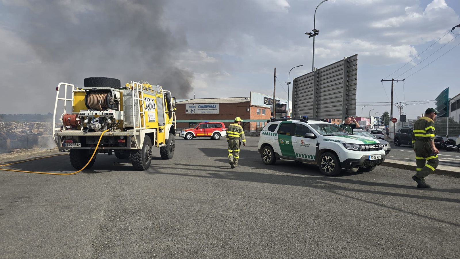 Los bomberos sofocan un gran incendio en el Polígono Industrial de Los Montalvos