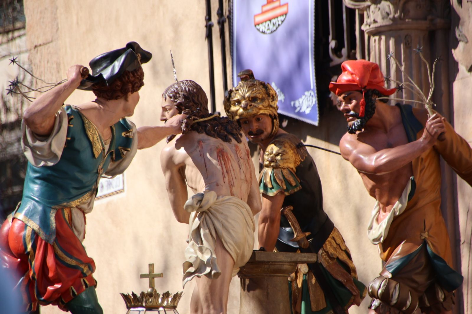 La devoción por el Santo Entierro llena de fe y pasión las calles de Salamanca